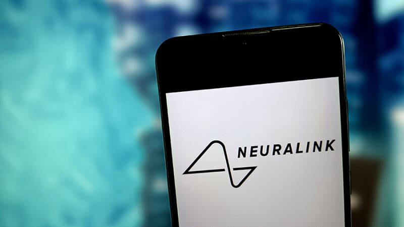 Человек с чипом Neuralink рассказал об использовании импланта почти весь день