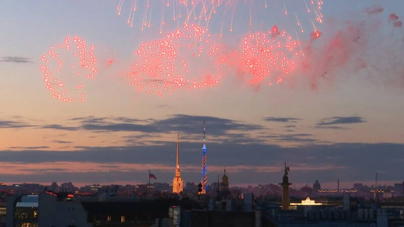 Праздничный салют в честь Дня Победы прошел в Санкт-Петербурге