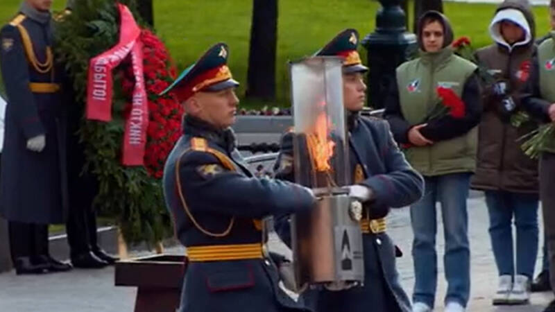 Молдавии передали частицу Вечного огня с Могилы Неизвестного Солдата