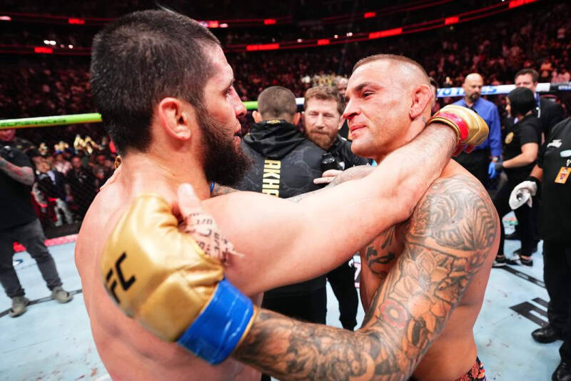 Замкнуть за пояс: как Махачев бьет рекорды UFC