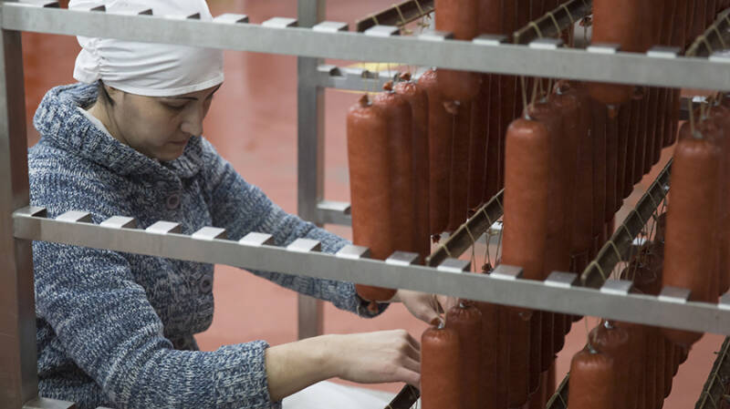 Биолог рассказала об опасности «мясного клея» для здоровья человека